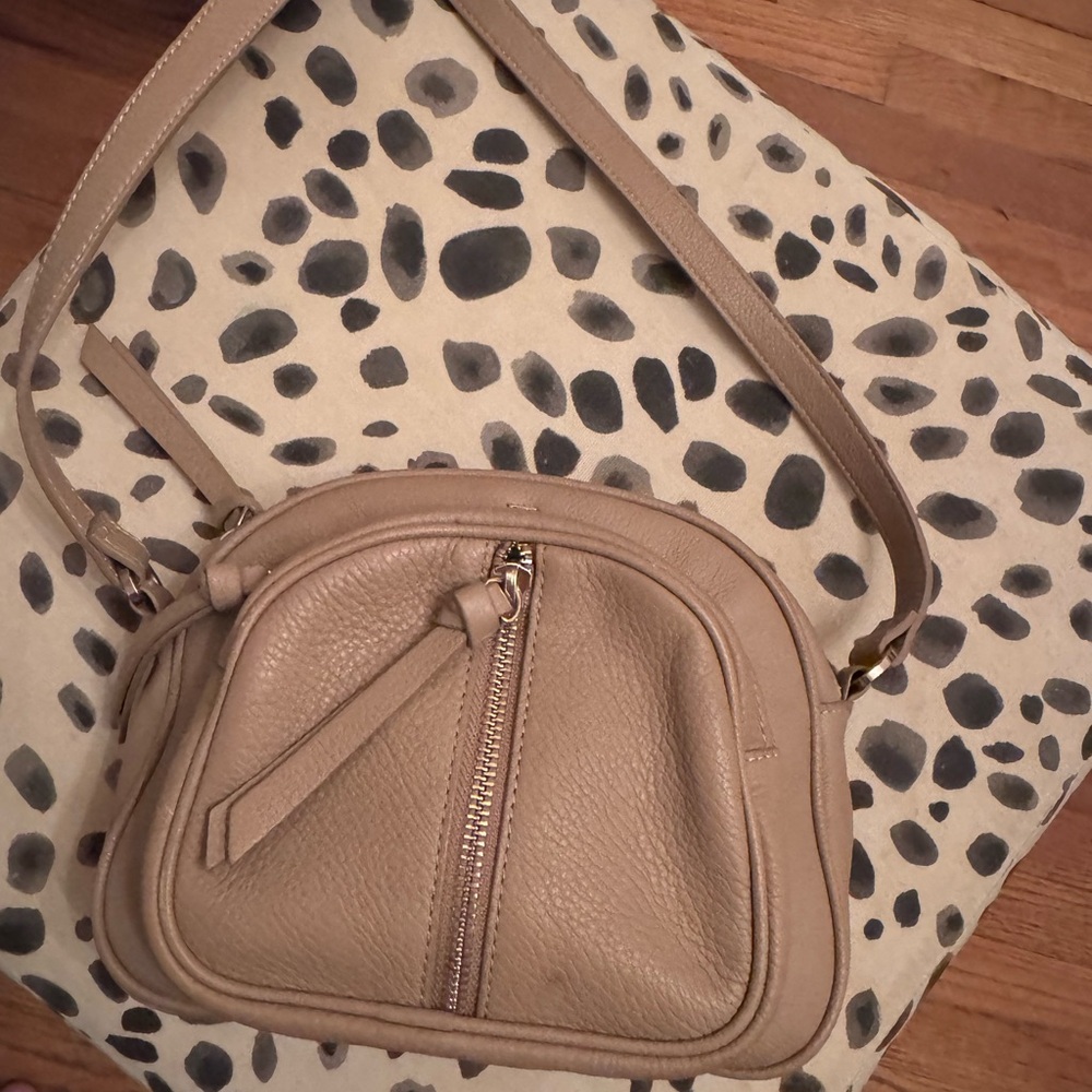 Chic Tan Leather Crossbody Bag